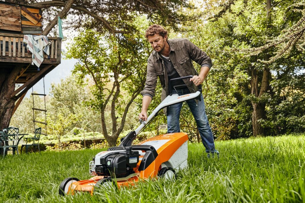 Tondre facilement avec une tondeuse à gazon tractée : conseils, choix et entretien chez Beck Motoculture à Barbuise dans l'Aube